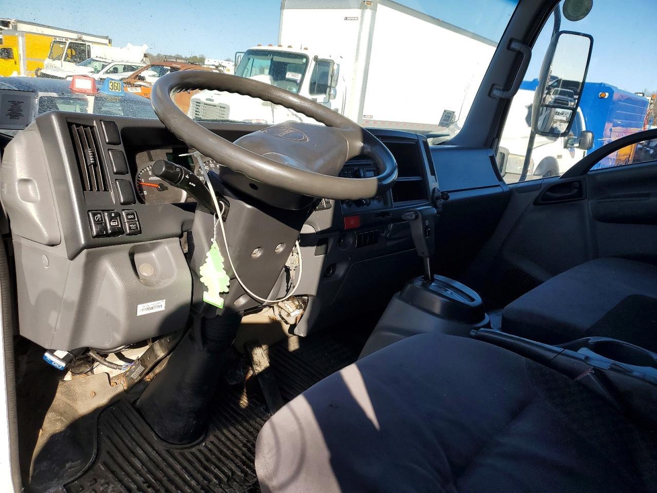 2014 Isuzu NRR BOX Truck