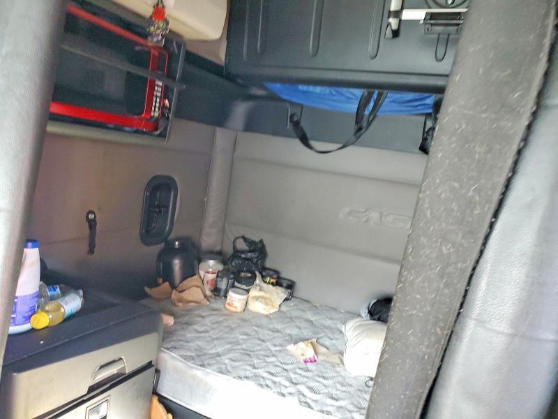 2020 Freigliner 2020 Freightliner Cascadia 126 Semi Truck