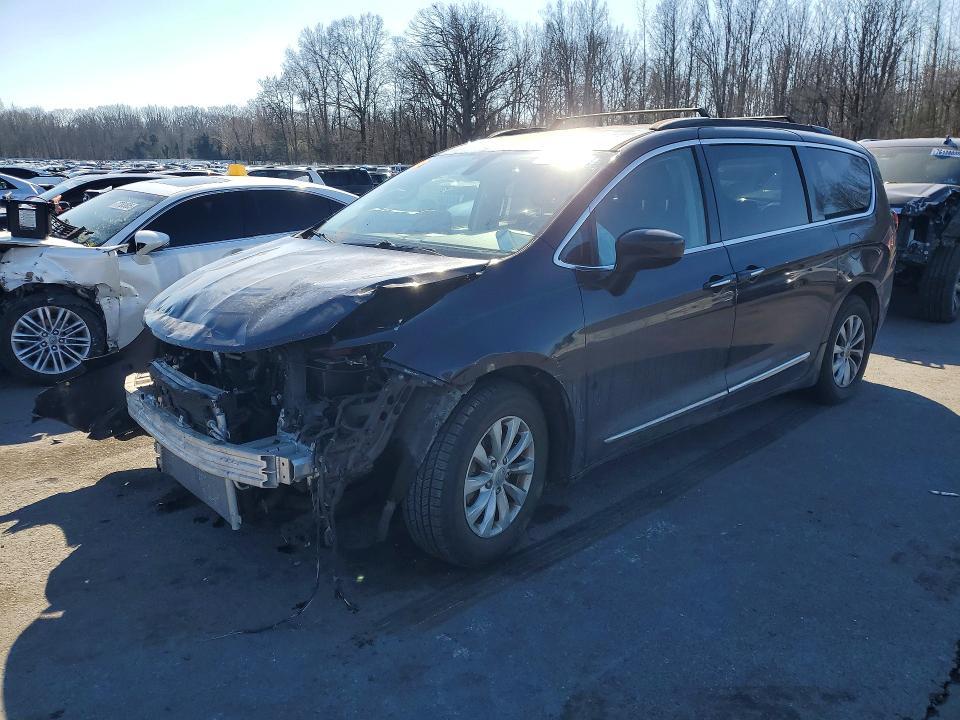 2017 Chrysler Pacifica Touring l