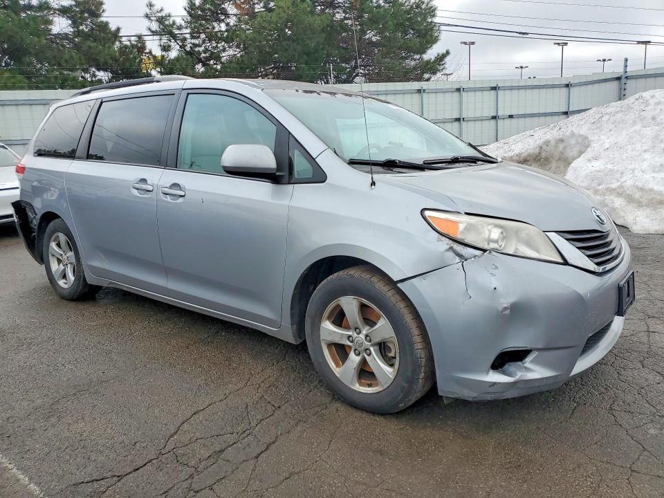2012 Toyota Sienna le 8 Passenger