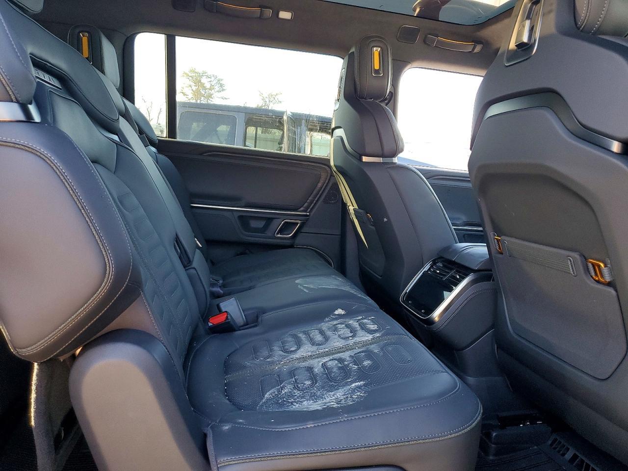 2024 Rivian R1S Adventure