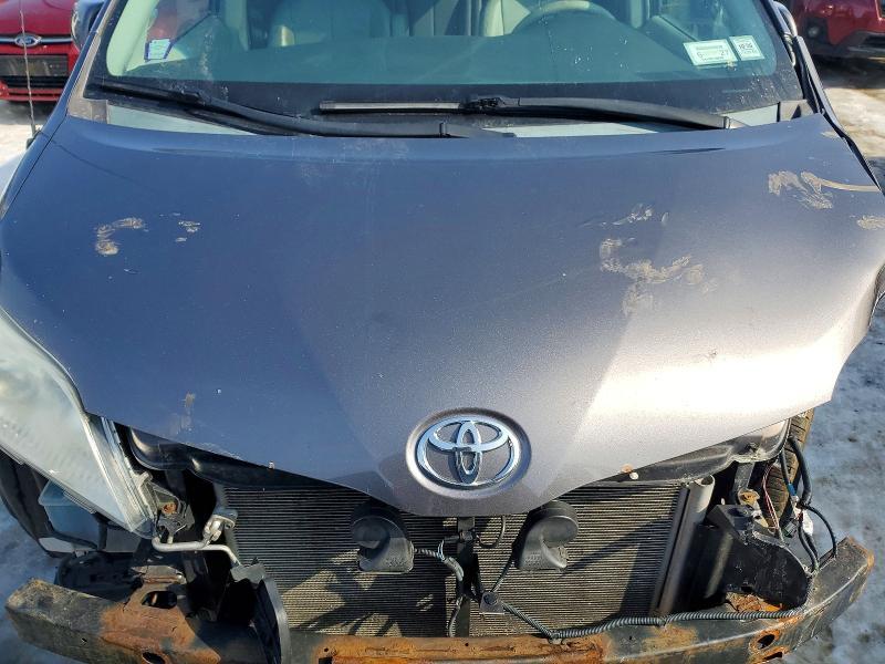 2014 Toyota Sienna xle 8-passenger
