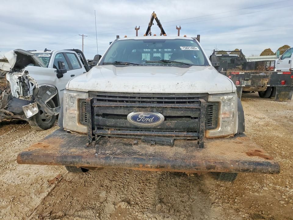 2019 Ford F550 Super Duty Flatbed Truck