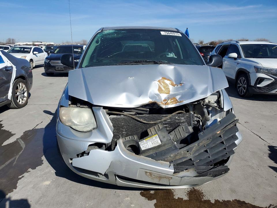 2005 Chrysler Town & Country lx