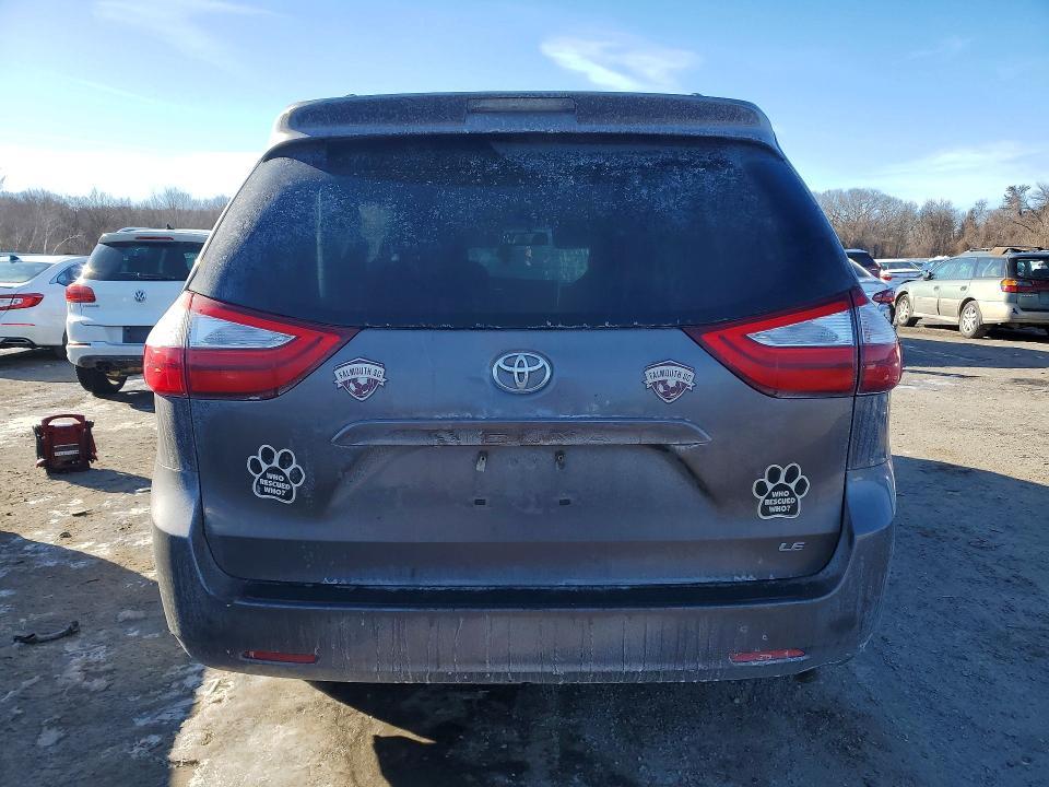 2016 Toyota Sienna le 8 Passenger