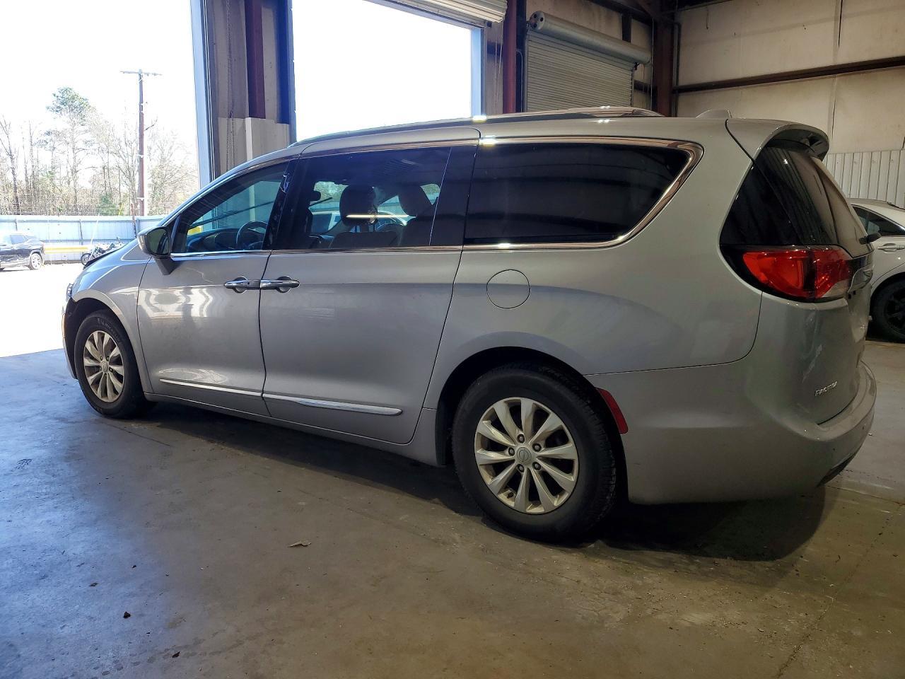 2018 Chrysler Pacifica Touring l