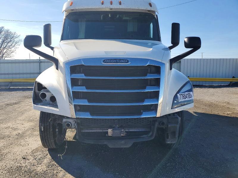 2018 Freightliner Cascadia 126 Semi Truck