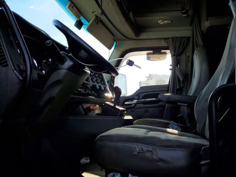 2016 Kenworth T680 Semi Truck