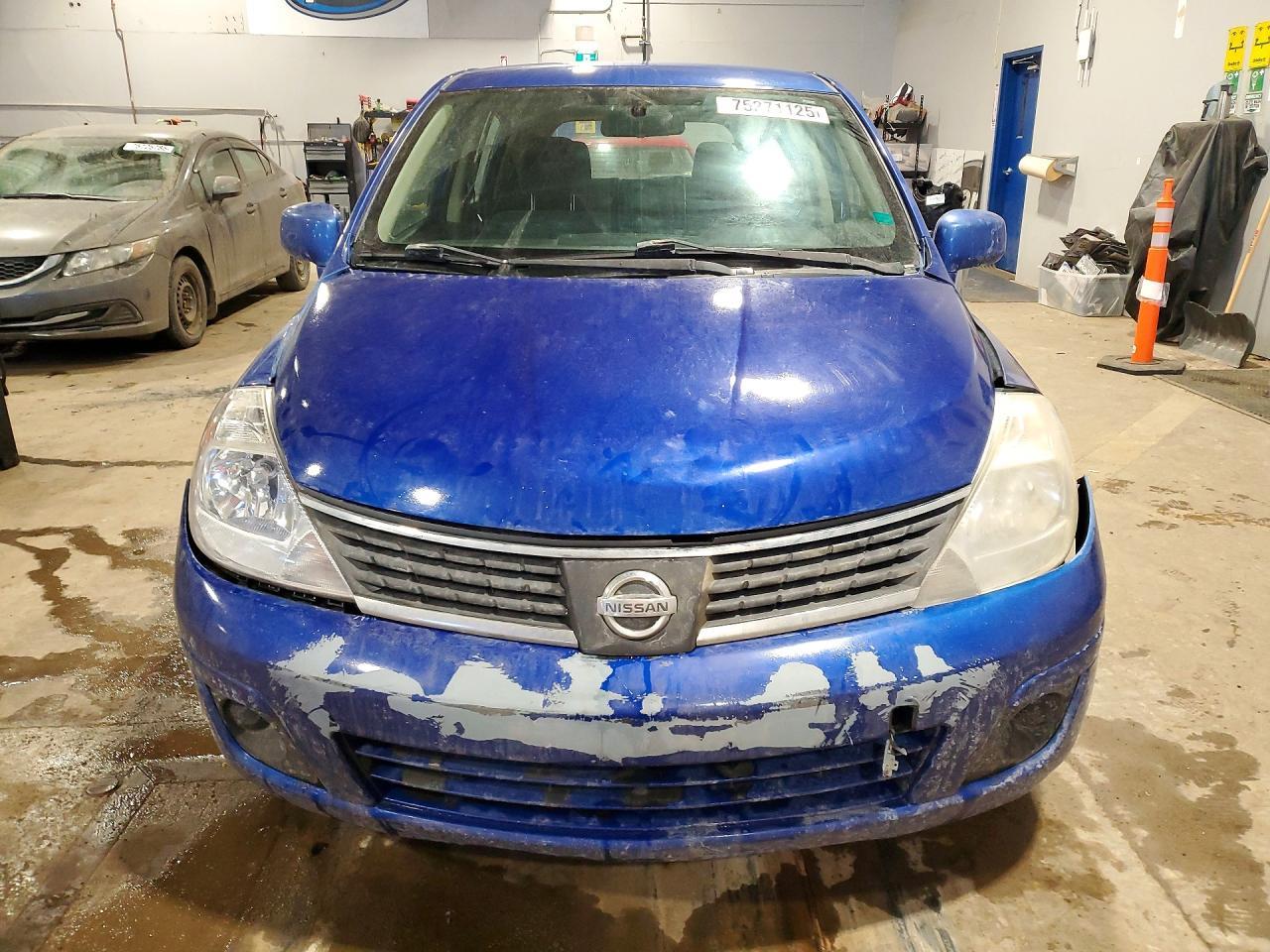 2011 Niss Versa s