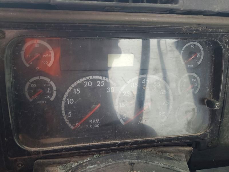 2004 Freigliner 2004 Freightliner Convention Semi Truck