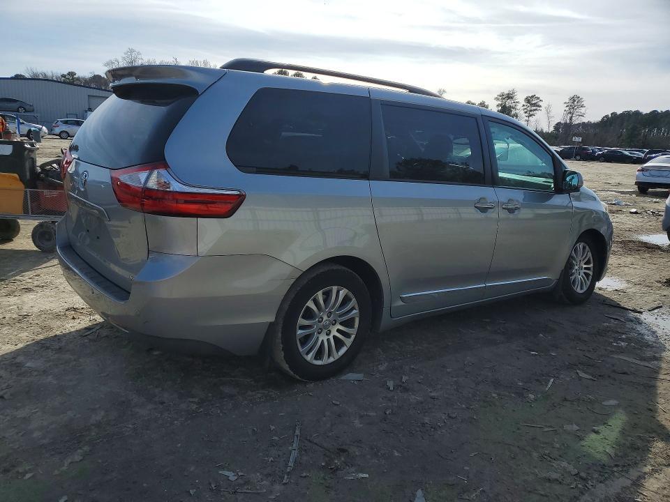 2017 Toyota Sienna xle Premium 8-passenger