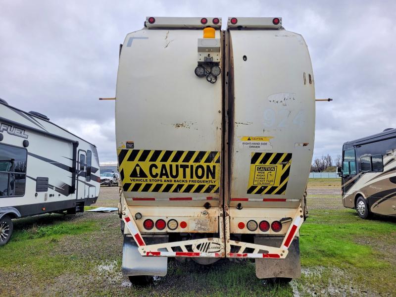 2009 Peterbilt Tractor 2009 Peterbilt 320 Refuse Truck