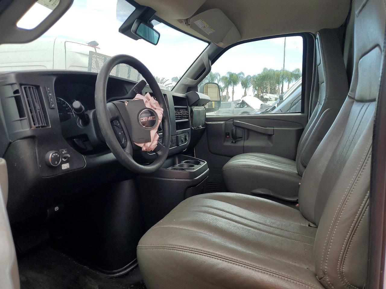 2022 GMC Savana BOX Truck