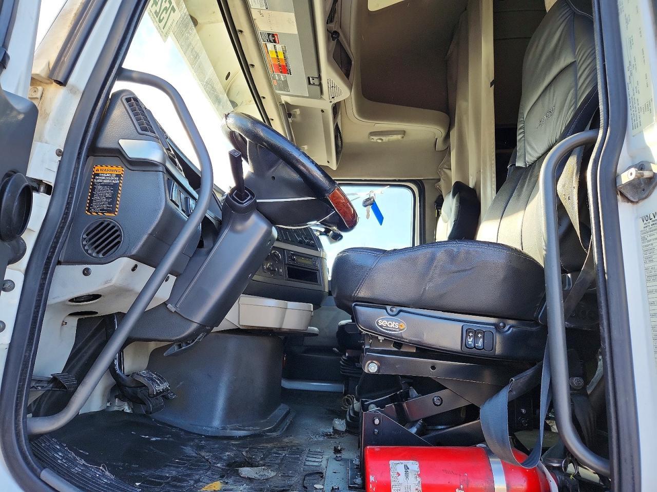 2011 Volvo VNL Semi Truck