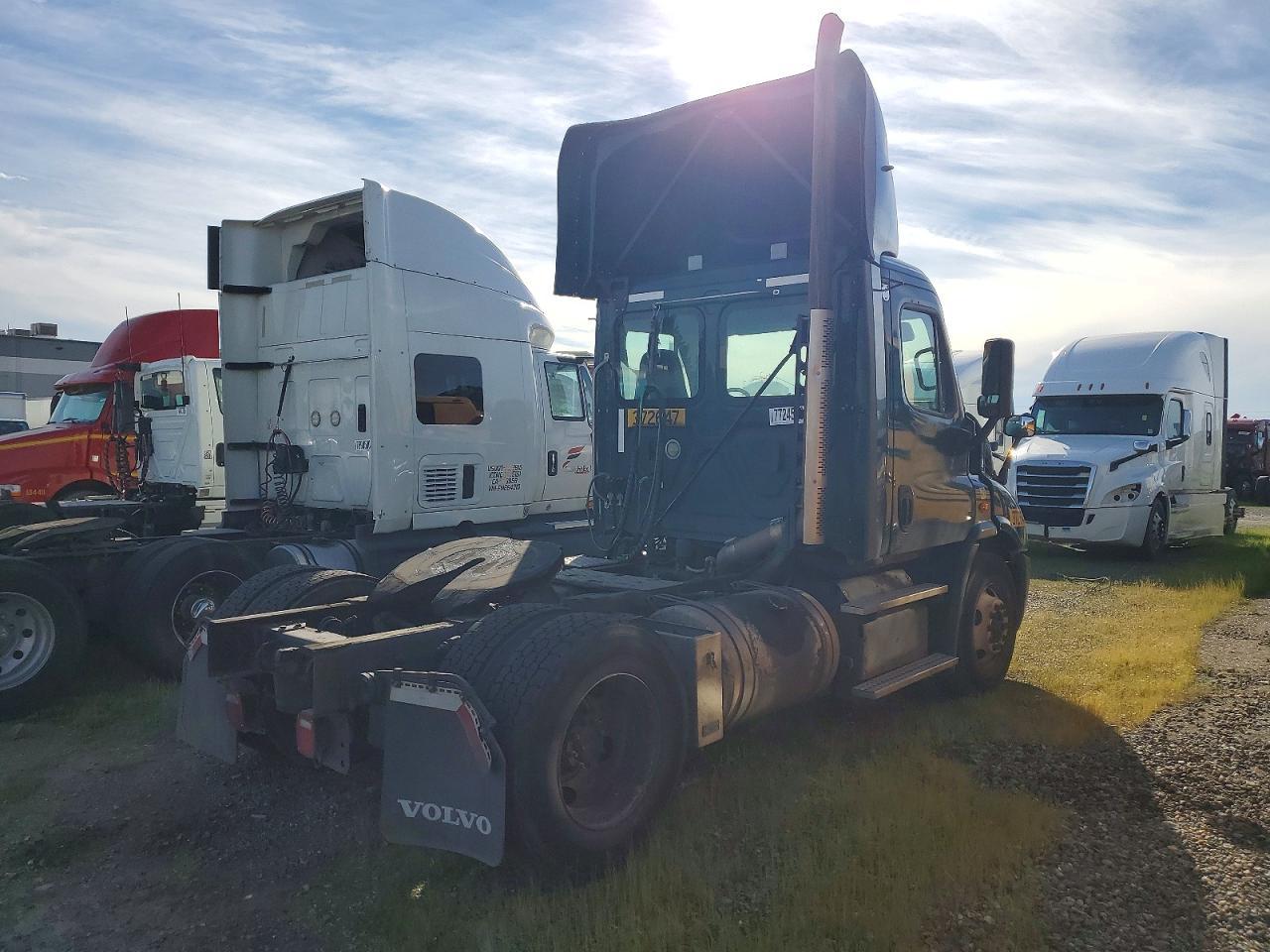 2018 Freightliner Cascadia 113 Semi Truck