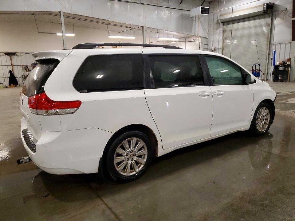 2011 Toyota Sienna le