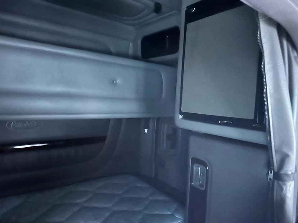2022 Peterbilt 389