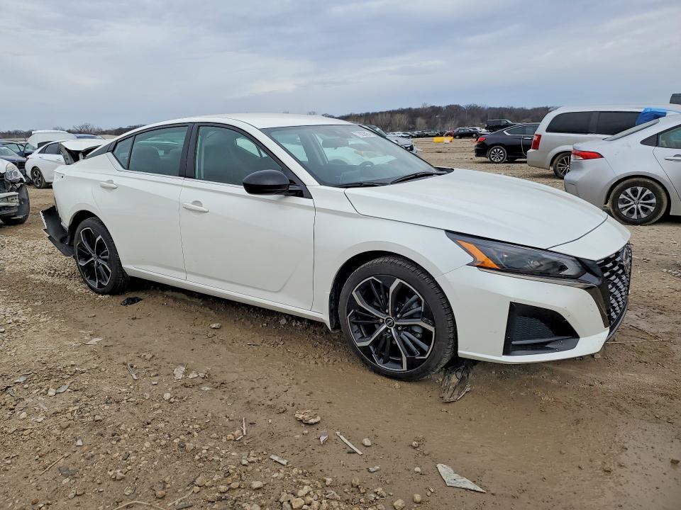 2023 Niss Altima sr
