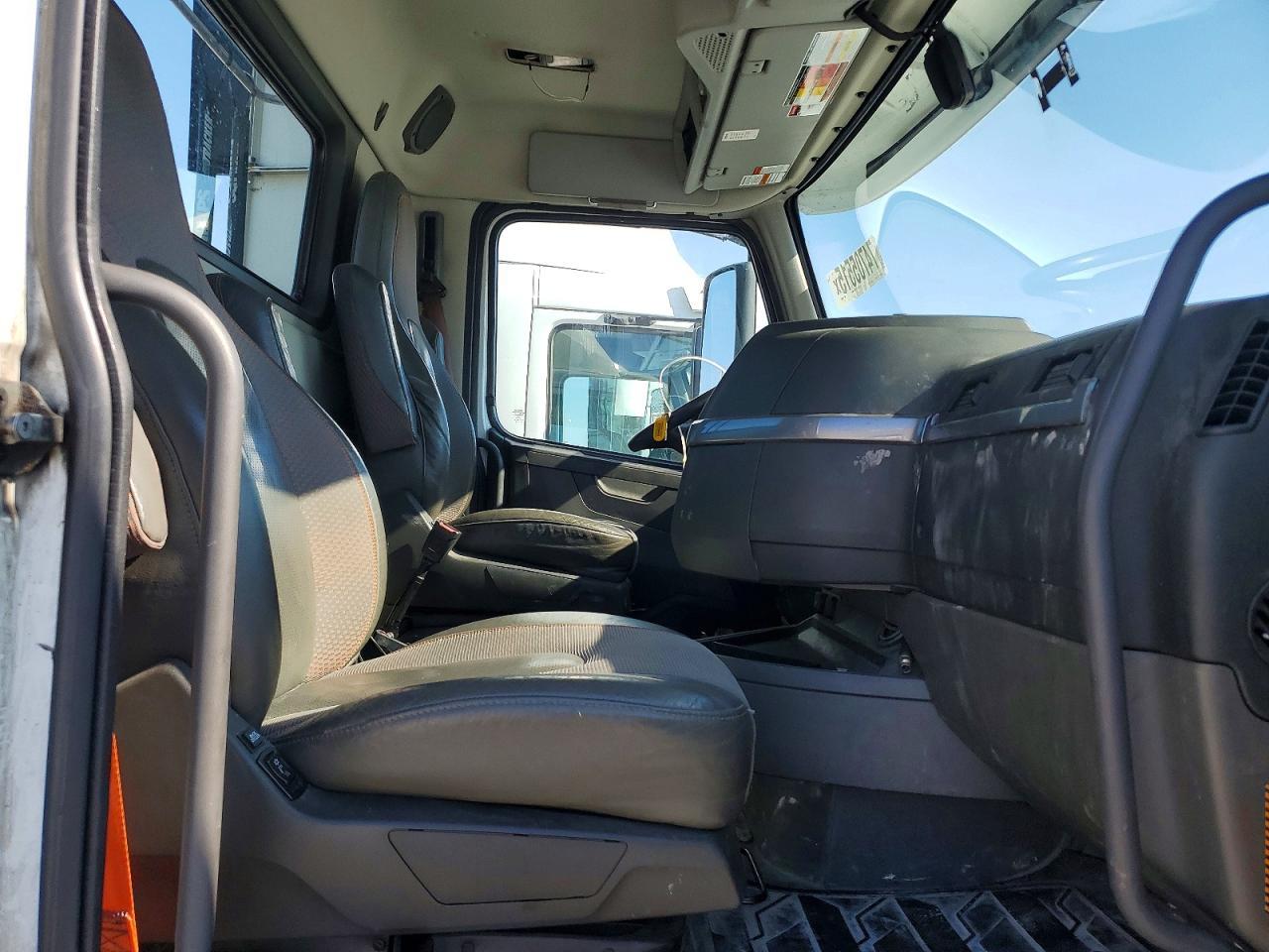 2020 Volvo VNR Semi Truck