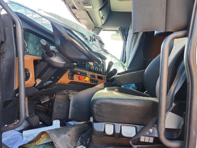 2018 Freigliner 2018 Freightliner Cascadia 126 Semi Truck