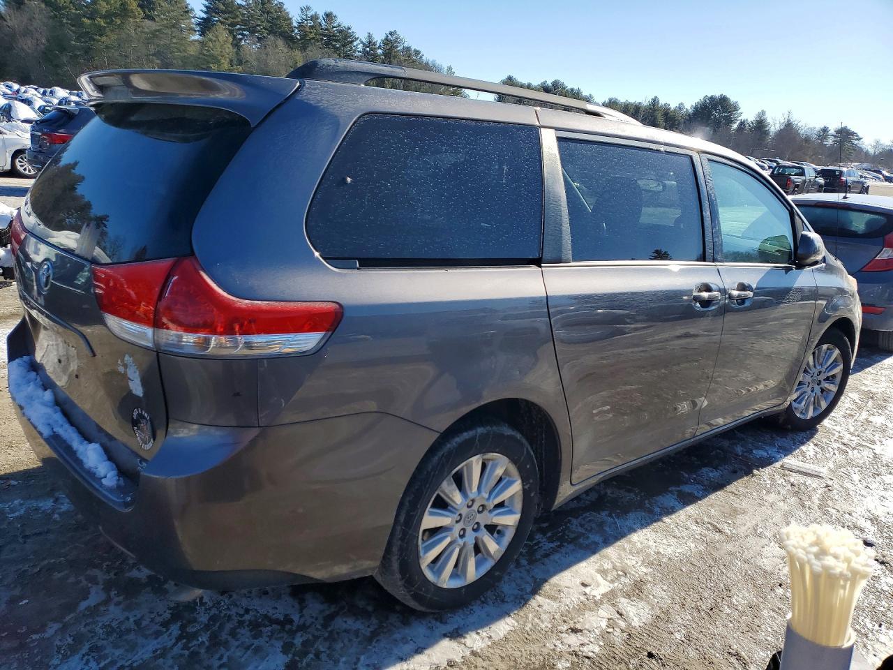 2011 Toyota Sienna le