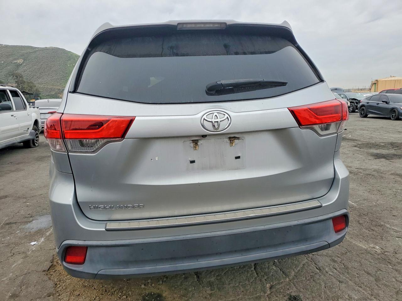 2017 Toyota Highlander le