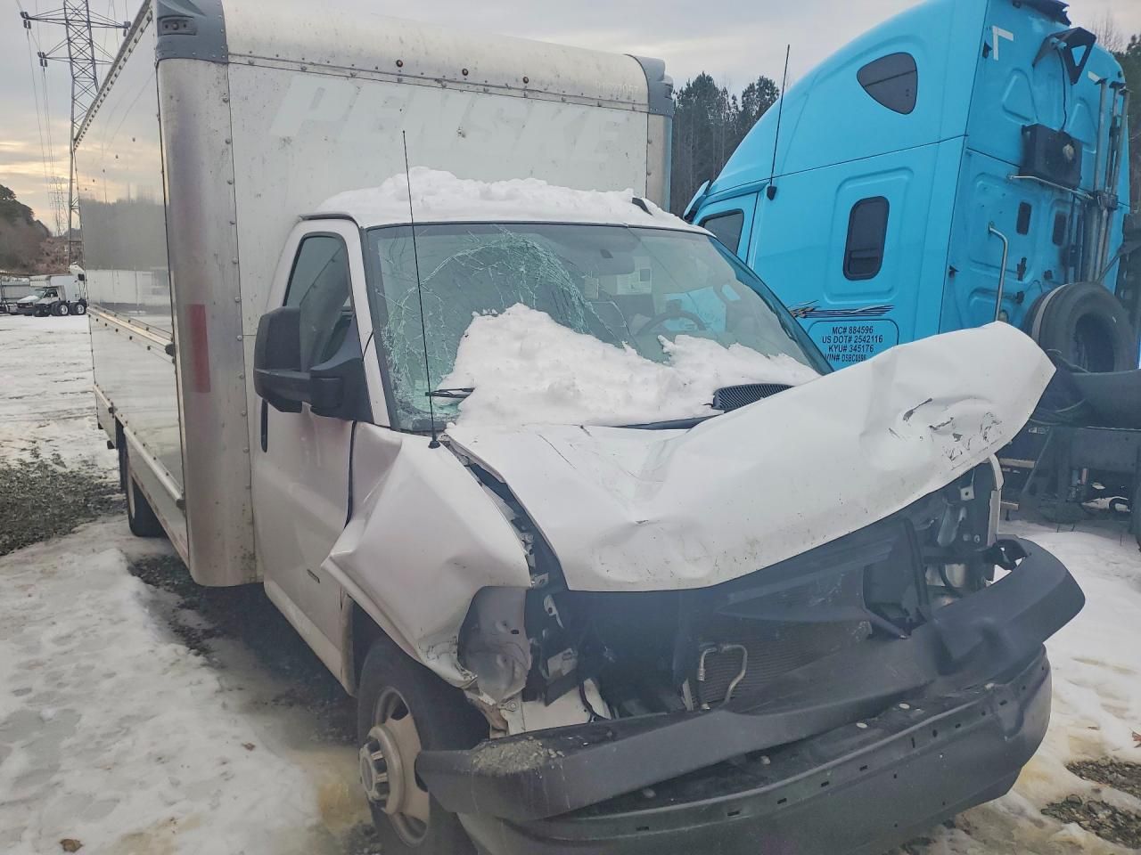 2022 GMC Savana CUT-BOX Truck