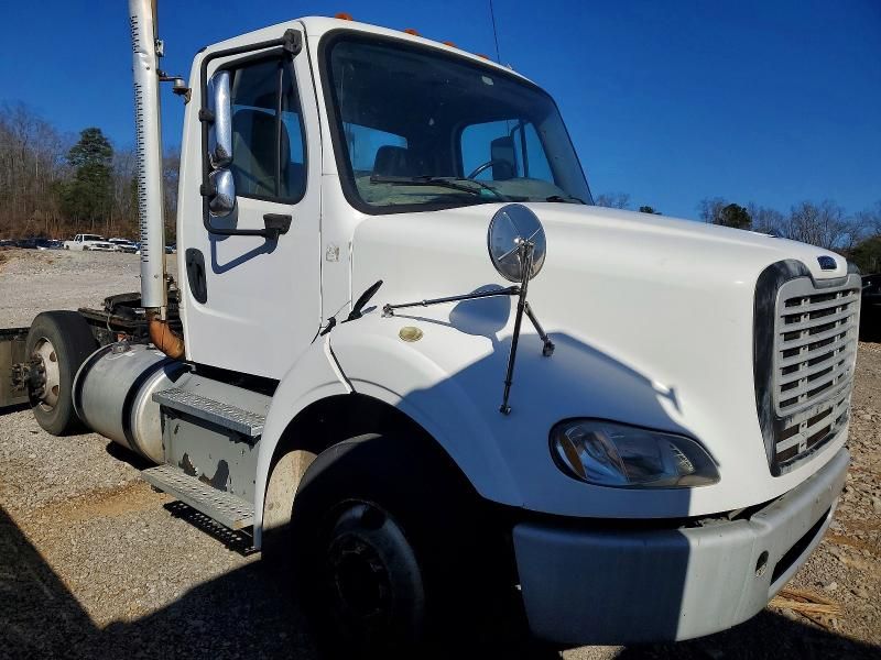 2015 Freightliner Business Class M2 Semi Truck
