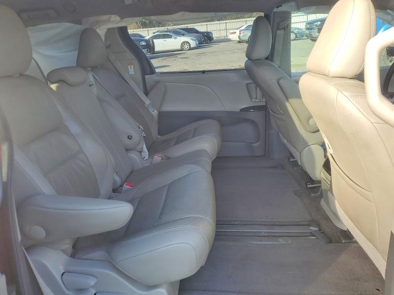 2015 Toyota Sienna xle 8-passenger