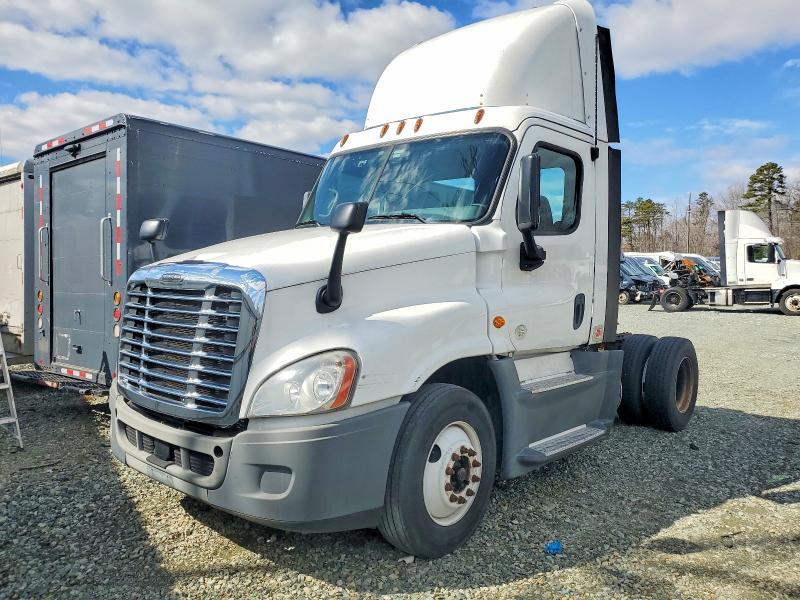 2015 Freightliner Cascadia Semi Truck