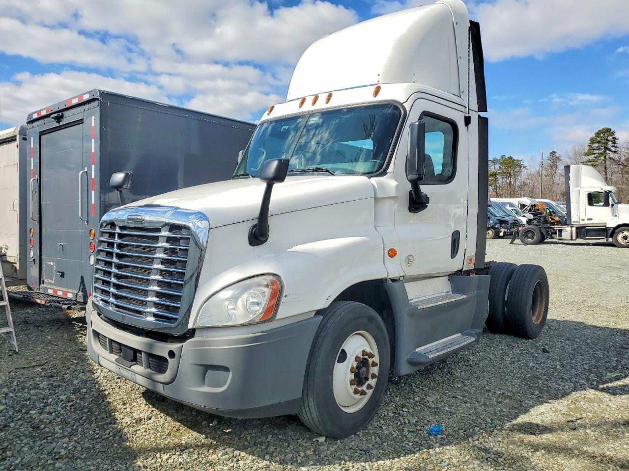 2015 Freightliner Cascadia Semi Truck