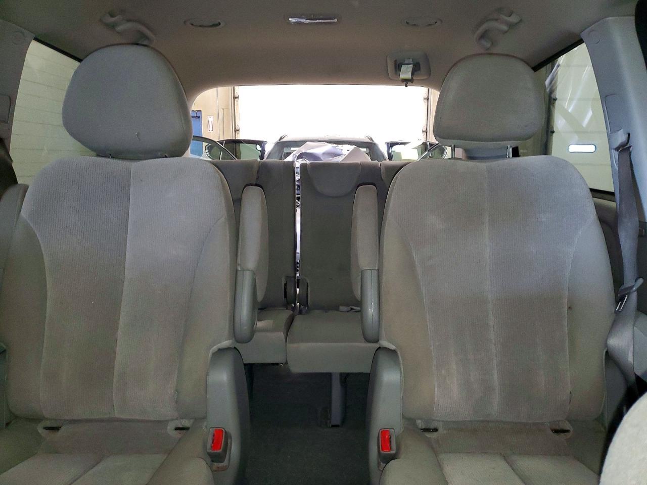 2012 KIA Sedona lx