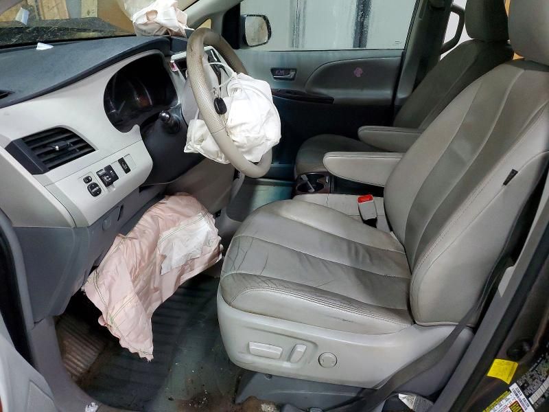 2013 Toyota Sienna xle 8-passenger