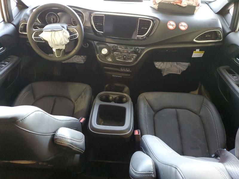 2025 Chrysler Voyager lx