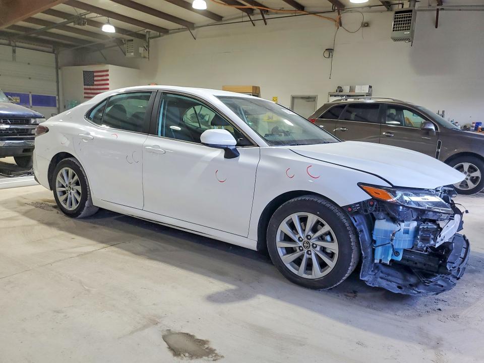 2022 Toyota Camry le