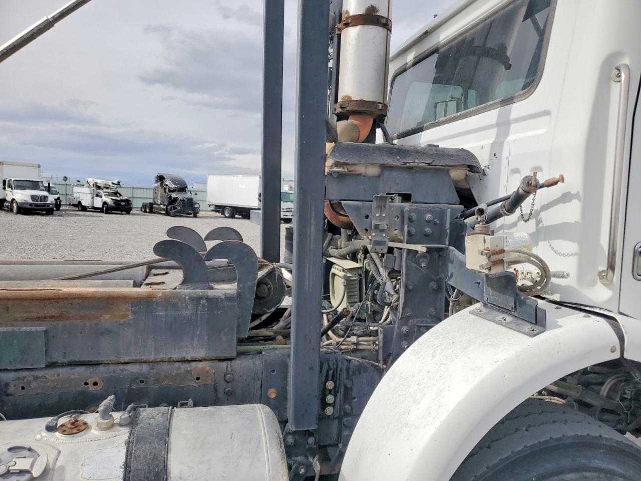 2003 Volvo Xpeditor wx Roll-off Container Truck