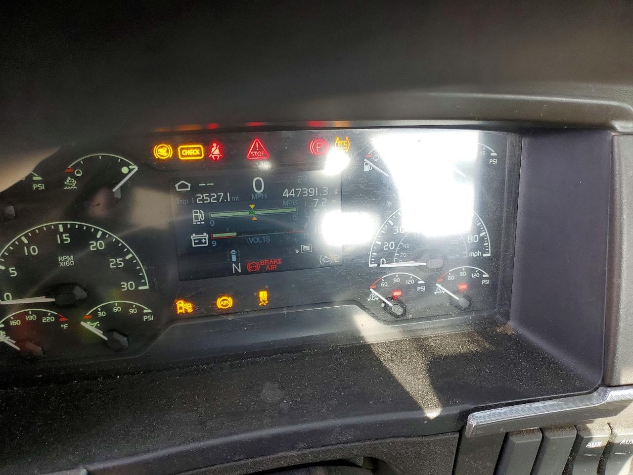 2020 Volvo VNR Semi Truck