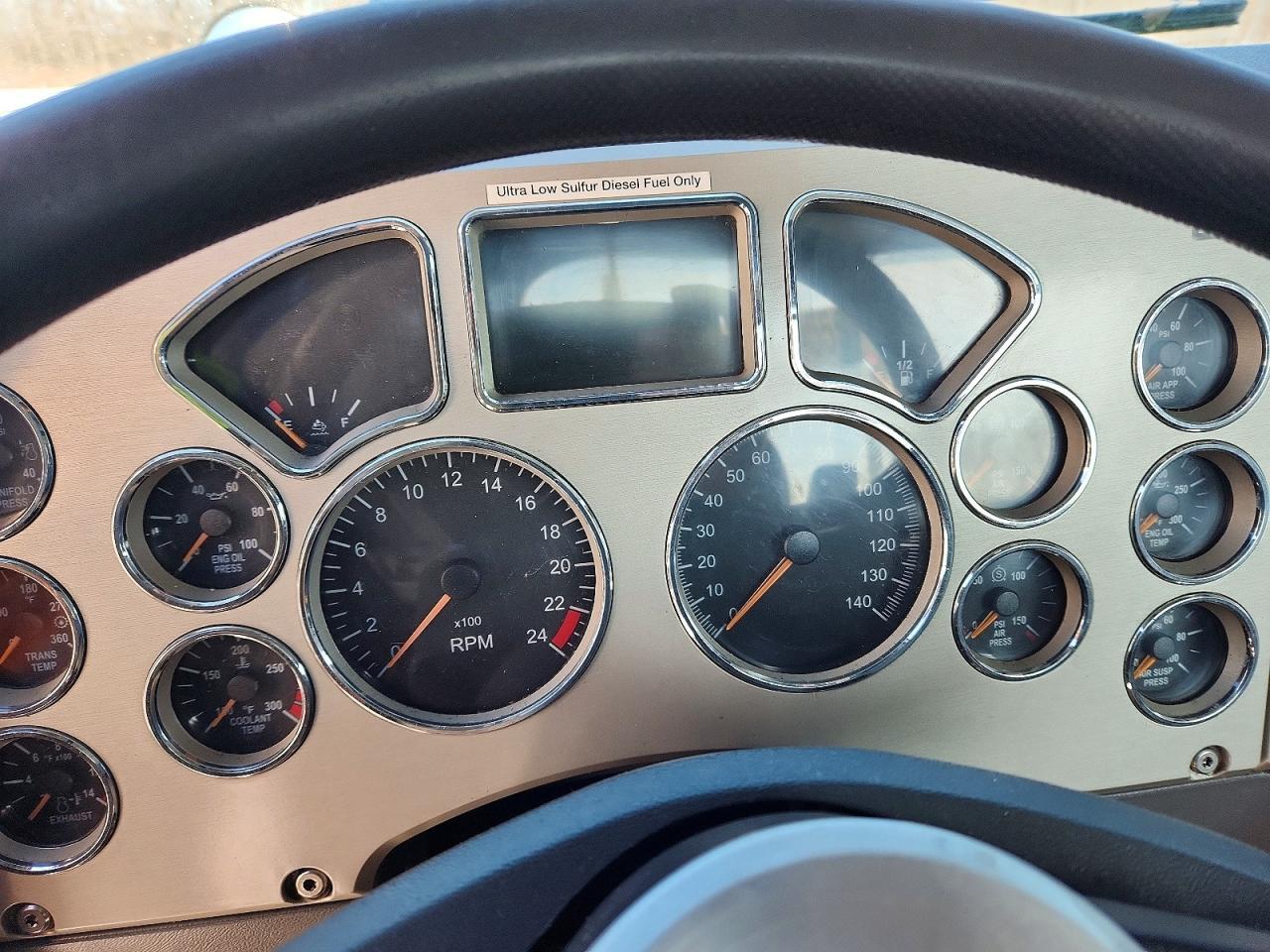 2015 Mack 600 CXU600-Semi Truck