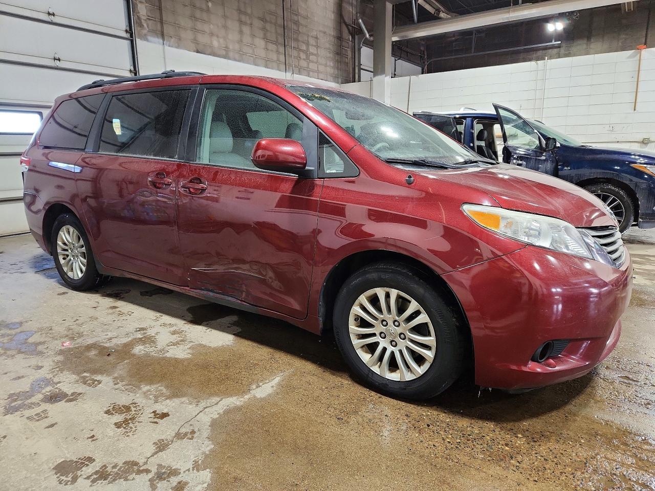 2013 Toyota Sienna xle 8-passenger