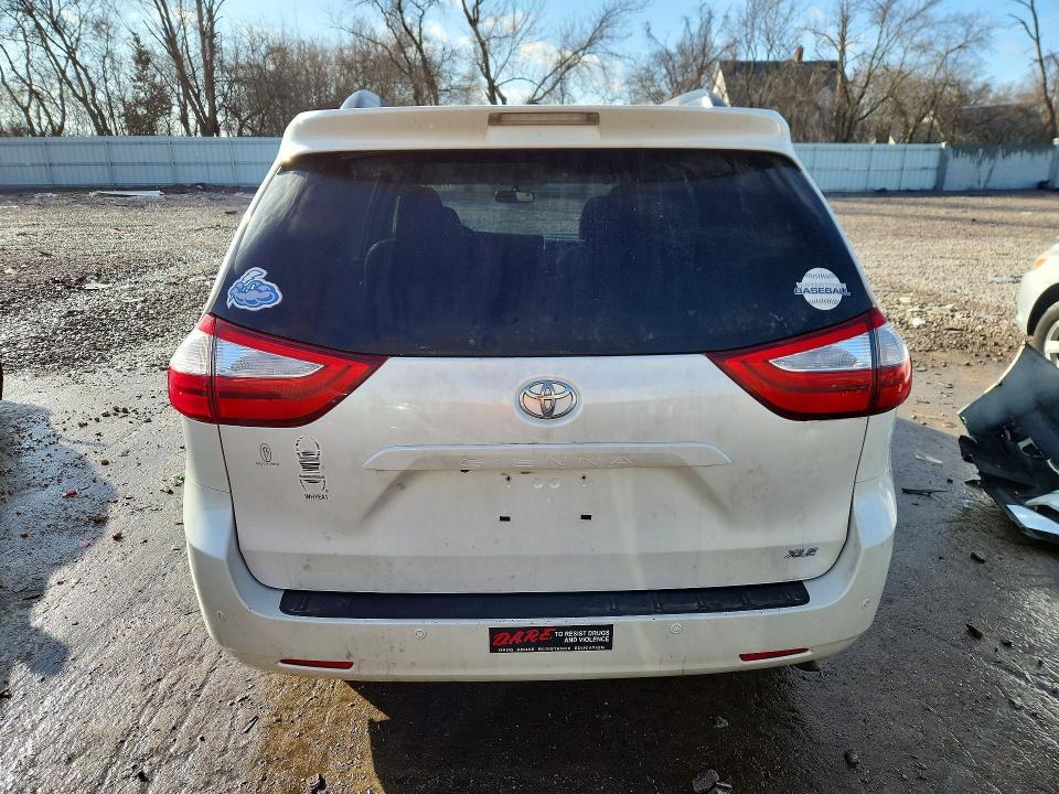 2016 Toyota Sienna xle 8-passenger
