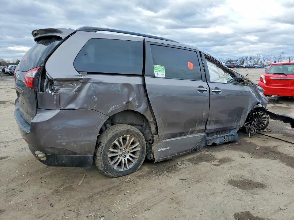 2018 Toyota Sienna xle