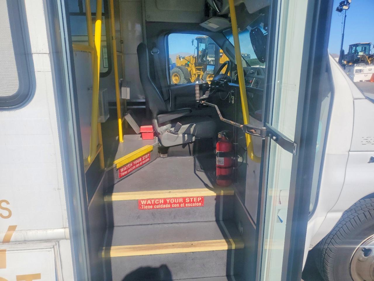 2012 Ford Econoline E450 Super Duty Cutaway Van