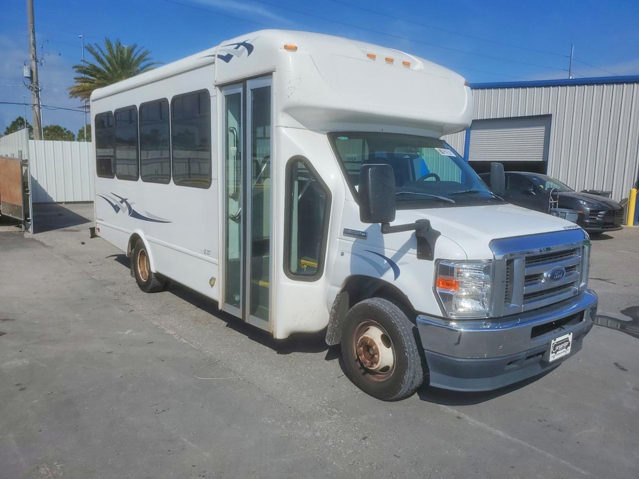 2022 Ford Econoline E350 Super Duty Cutaway Van