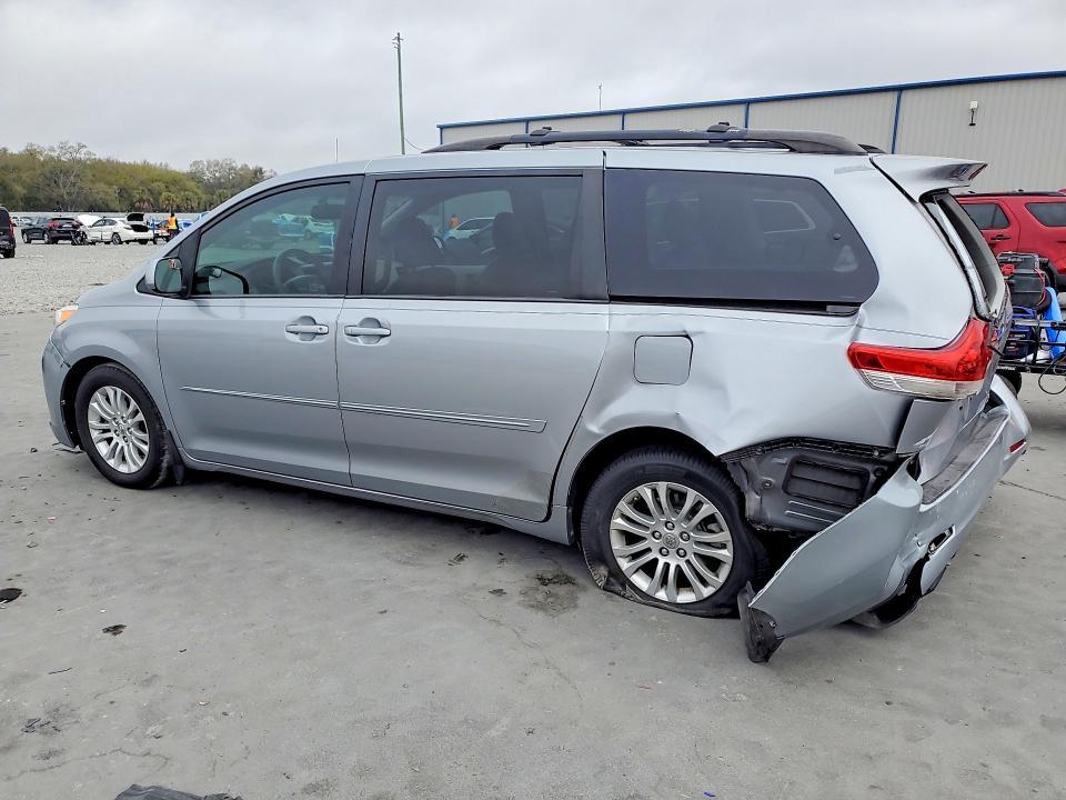 2013 Toyota Sienna xle 8-passenger