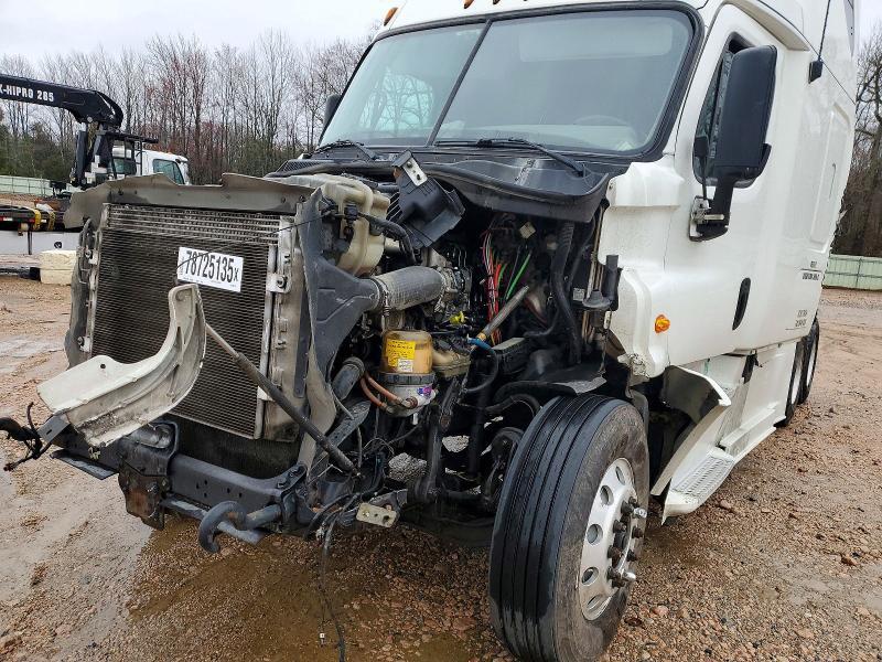 2013 Freightliner Cascadia Semi Truck