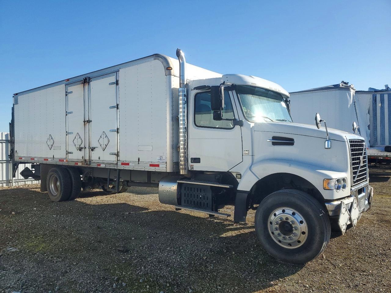 2014 Volvo VHD BOX Truck