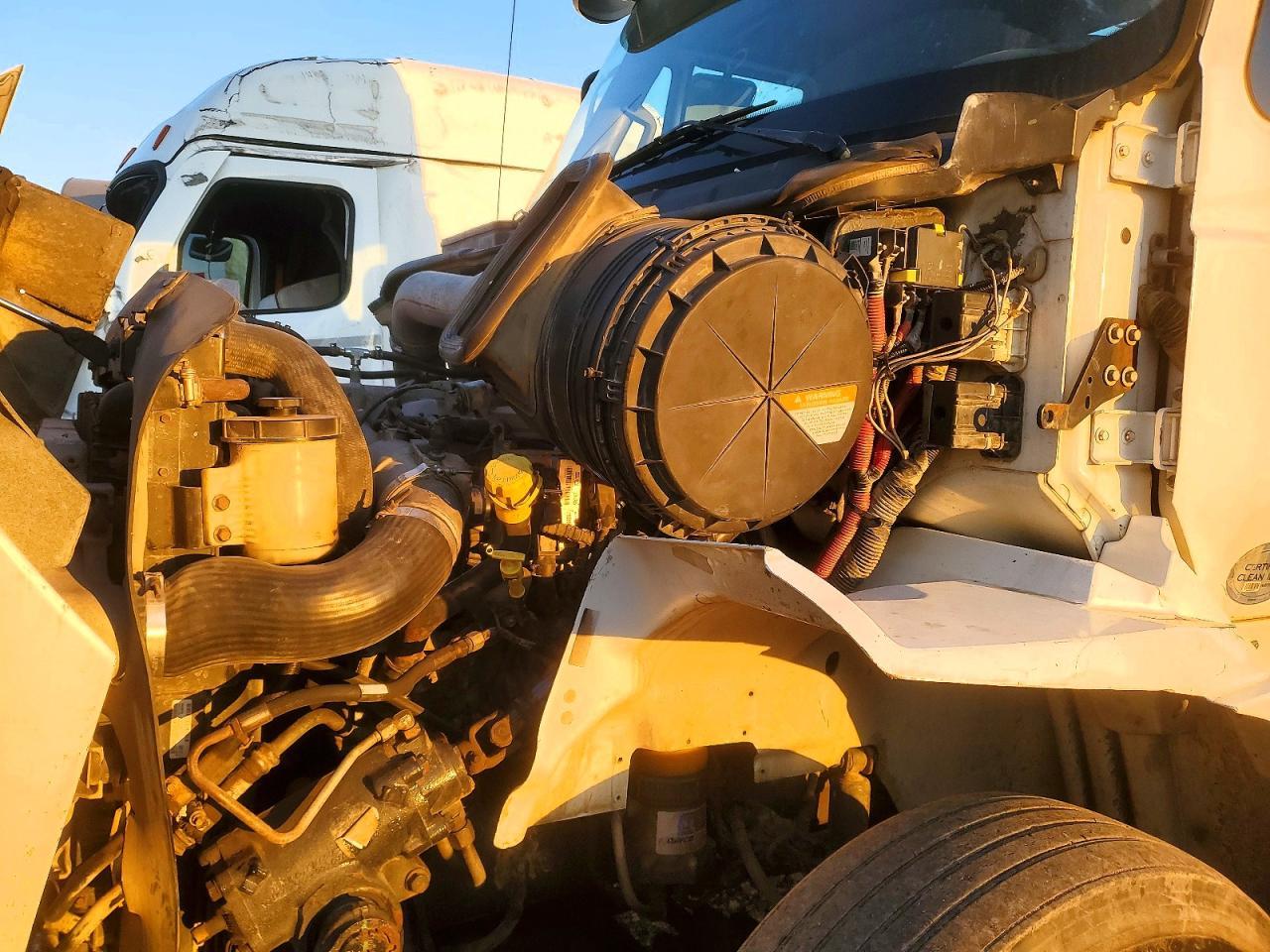 2016 International 8600 Semi Truck