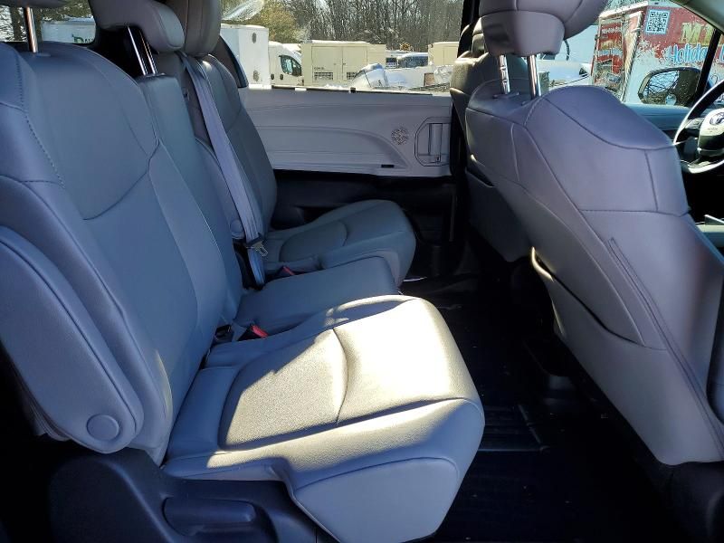 2025 Toyota Sienna xle 8-passenger