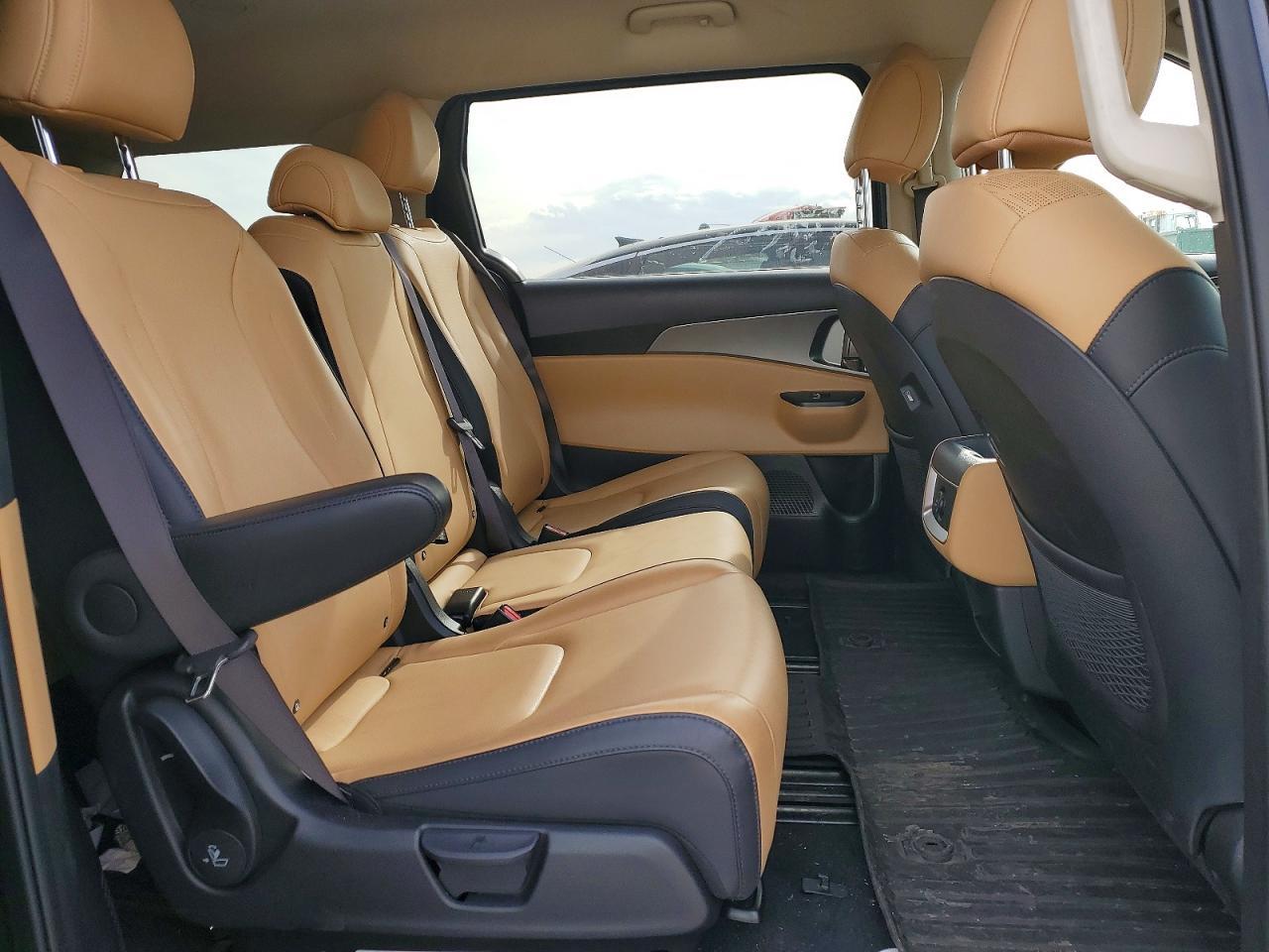 2024 KIA Carnival lx
