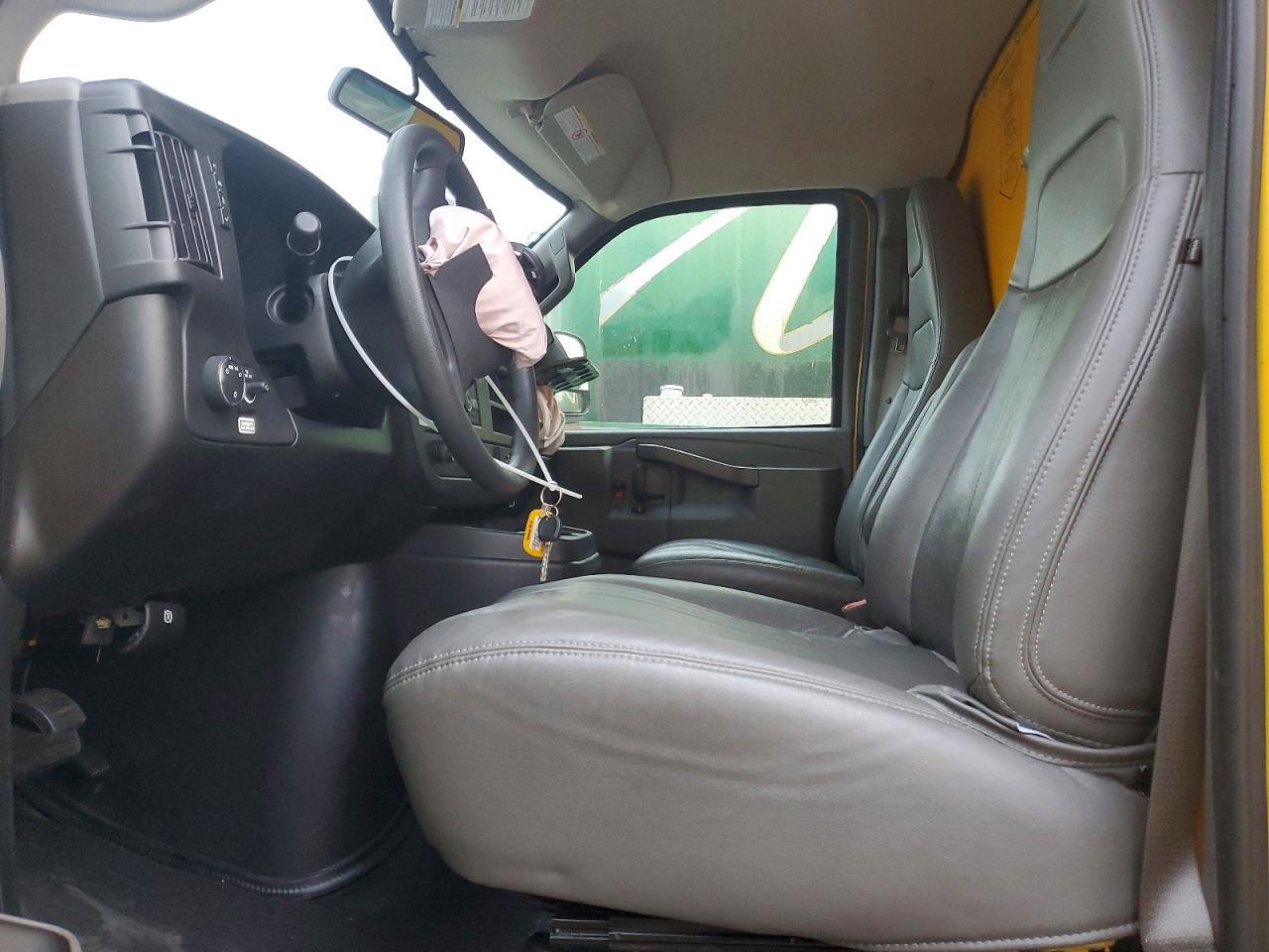 2023 GMC Savana BOX Truck